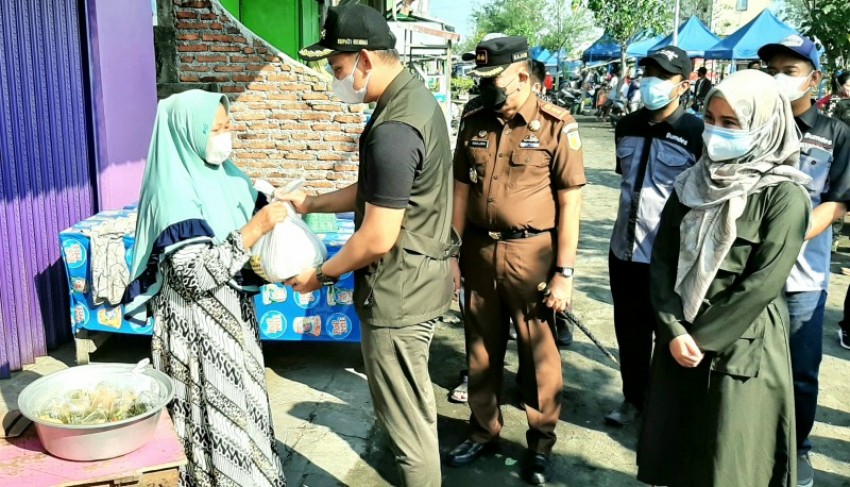 Bupati Dico Bagikan Paket Sembako Kepada Pedagang Pariwisata