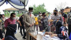 Bupati Meninjau Pelaksanaan Vaksinasi dengan Pakaian Tema Kemerdekaan