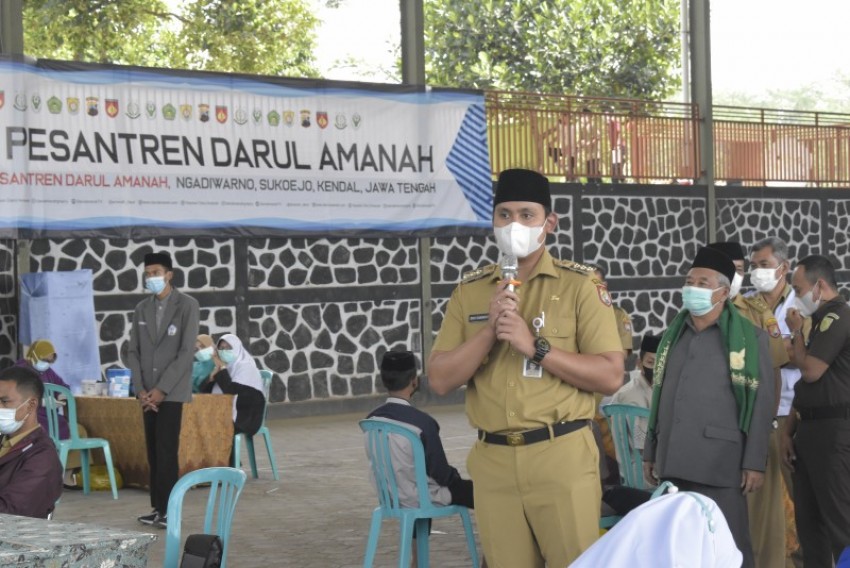 Bupati Kendal Tinjau Vaksinasi Covid-19 di Ponpes Darul Amanah