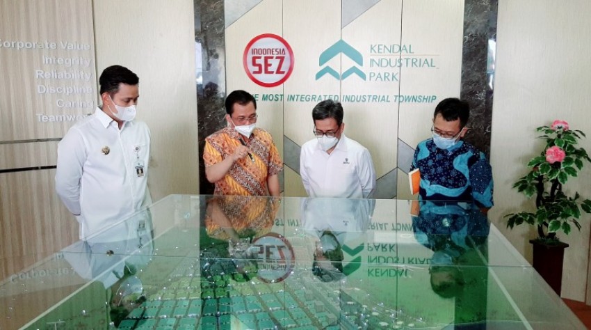 Bupati Kendal Dampingi Debuti Kementerian Investasi Tinjau Perusahaan KIK