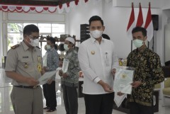 Bupati Kendal dan BPN Salurkan 200 Sertifikat Redistribusi Bagi 95 Warga