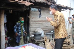 Humanity Rice Truck Bagikan Beras Gratis di Kecamatan Rowosari