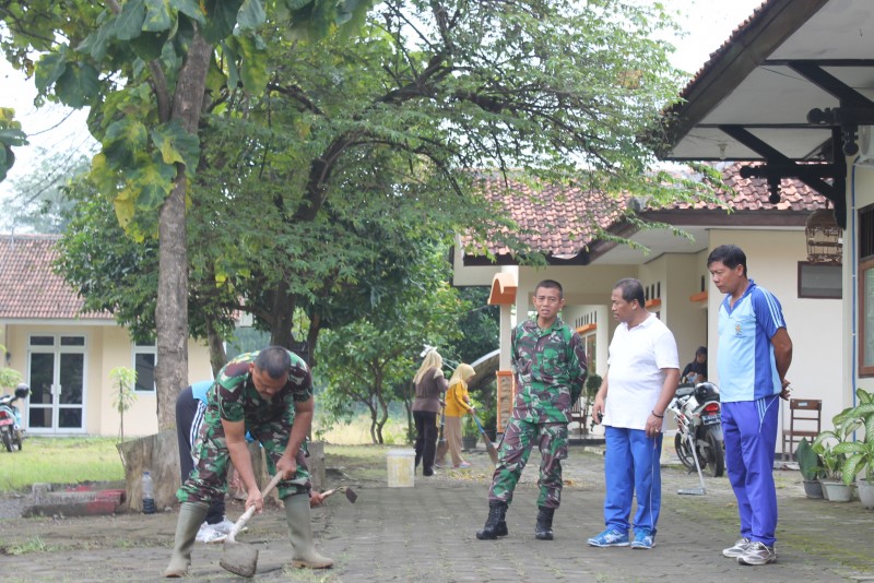 KEGIATAN KARYA BHAKTI MANUNGGAL TNI DI KECAMATAN NGAMPEL