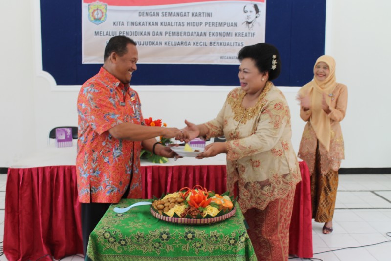 TP.PKK NGAMPEL PERINGATI HARI KARTINI