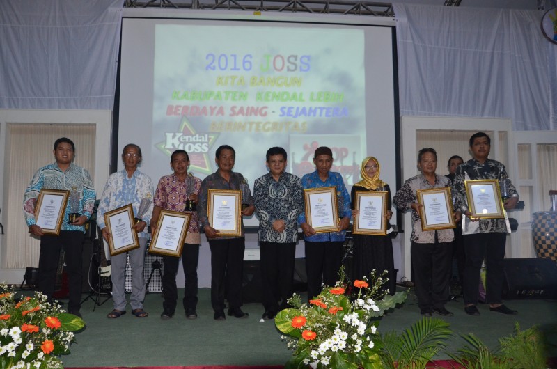 DELAPAN  INSAN BERPRESTASI TERIMA BUPATI AWARD 2015