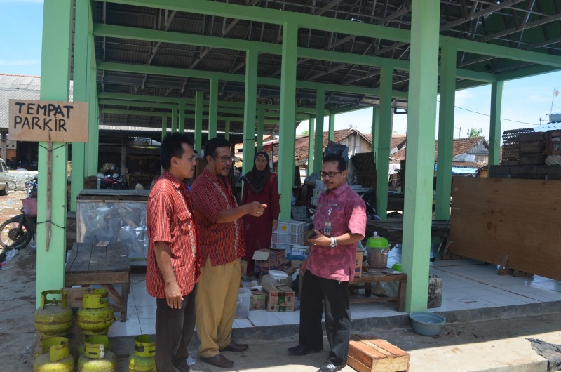 PEDAGANG PASAR DESA GEMPOLSEWU MULAI TEMPATI KIOS PASAR