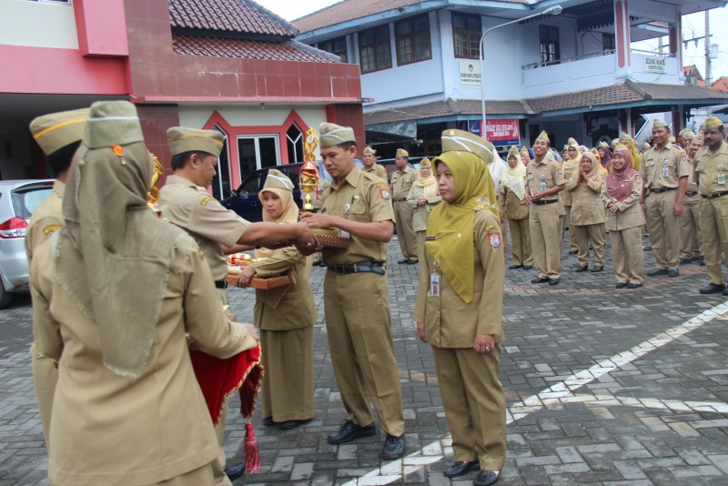 TIGA PEGAWAI TELADAN TERIMA PENGHARGAAN