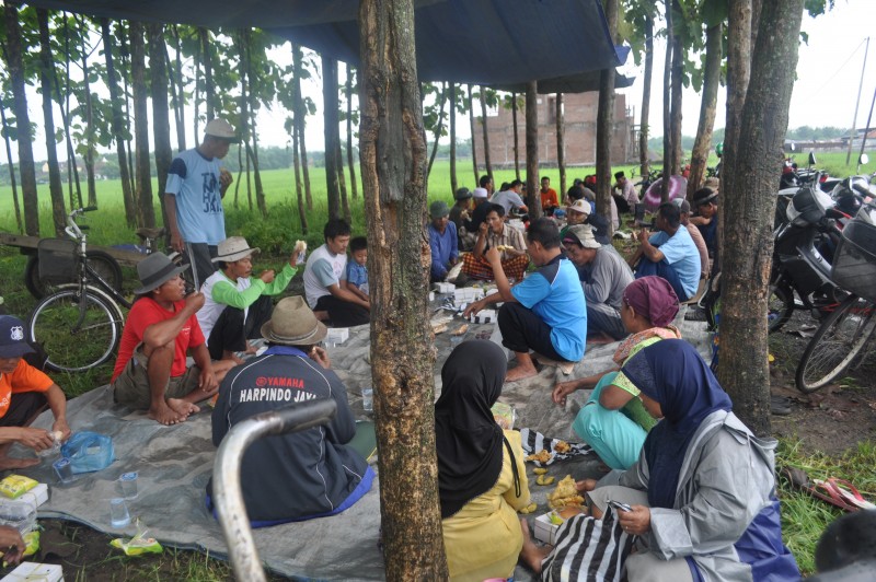 TINGKEPAN TANDUR SARANA DO,A BERSAMA DAN BERTEMUNYA PARA PETANI