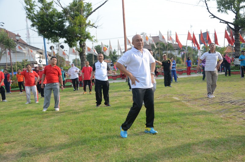 WAKIL BUPATI KENDAL YANG BARU IKUTI SENAM PAGI