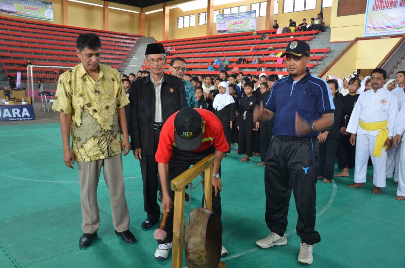 KEMBANGKAN POTENSI SISWA LEWAT KEJUARAAN PENCAK SILAT