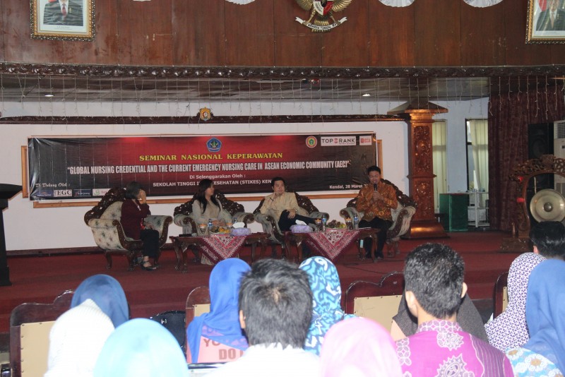 TINGKATKAN NILAI STANDAR PERAWAT INDONESIA, STIKES KENDAL GELAR SEMINAR KEPERAWATAN INTERNASIONAL