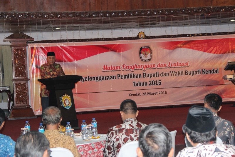 KPU GELAR MALAM PENGHARGAAN DAN EVALUASI PILBUB KENDAL 2015