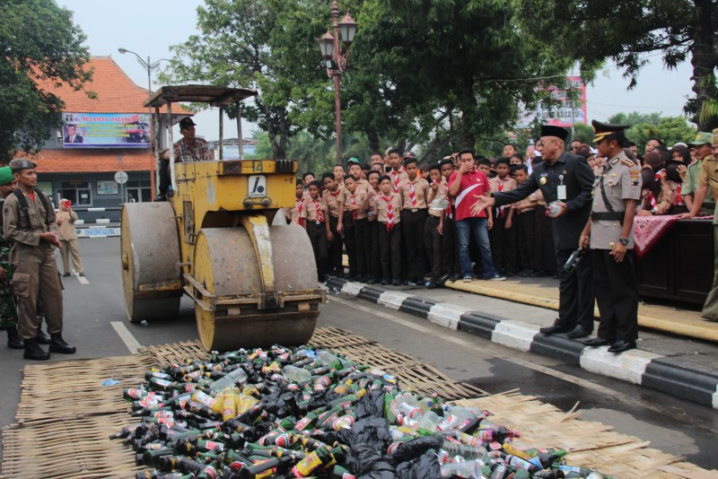 PERINGATI HUT SATPOL PP KENDAL KE 66 DAN LINMAS KE 54, 2424 DAN 132 LITER MINUMAN KERAS DIGILAS