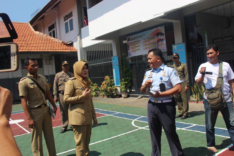 BUPATI MIRNA TINJAU  UJIAN NASIONAL KEJAR PAKET C DI LP KENDAL
