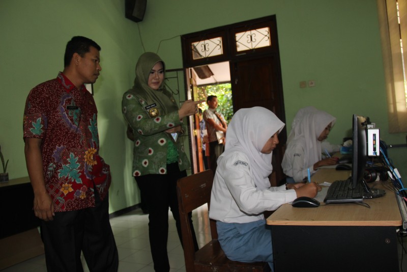 BUPATI MIRNA : SEMUA PESERTA UN DI KENDAL HARUS LULUS