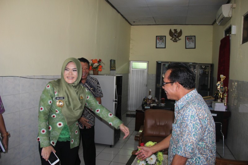 BUPATI MIRNA SIDAK DI KECAMATAN PATEBON DAN PEGANDON