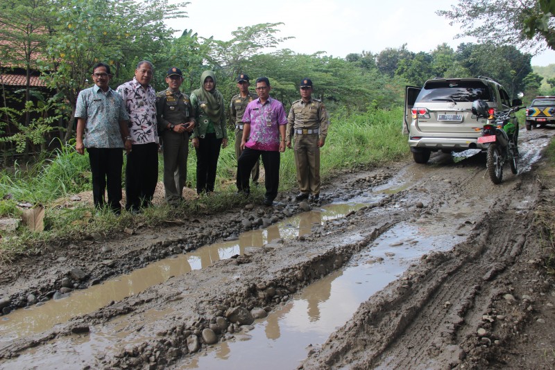 SIDAK GALIAN C, BUPATI MIRNA JUMPAI JALAN RUSAK PARAH