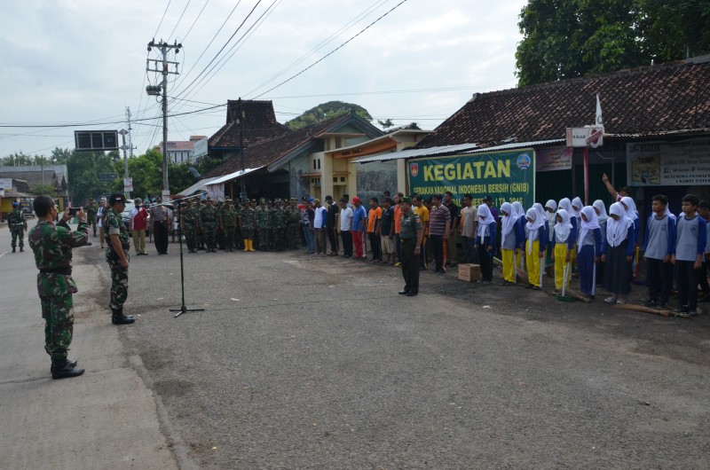 TNI DAN WARGA BERSIH-BERSIH PASAR