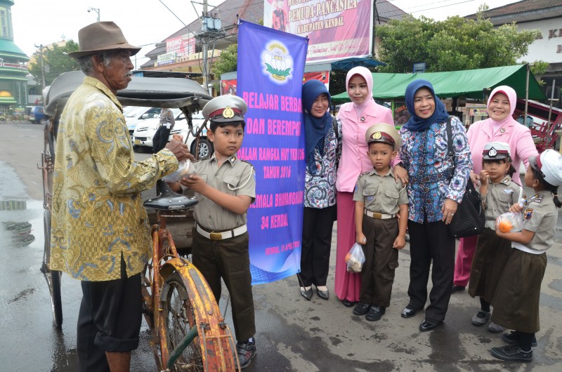 SISWA TK KEMALA BHAYANGKARI KENDAL BERBAGI DAN BEREMPATI