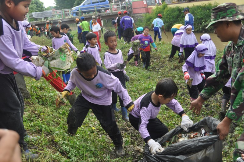 PERINGATI HARI BUMI SISWA DIAJAK BERSIH-BERSIH KALI