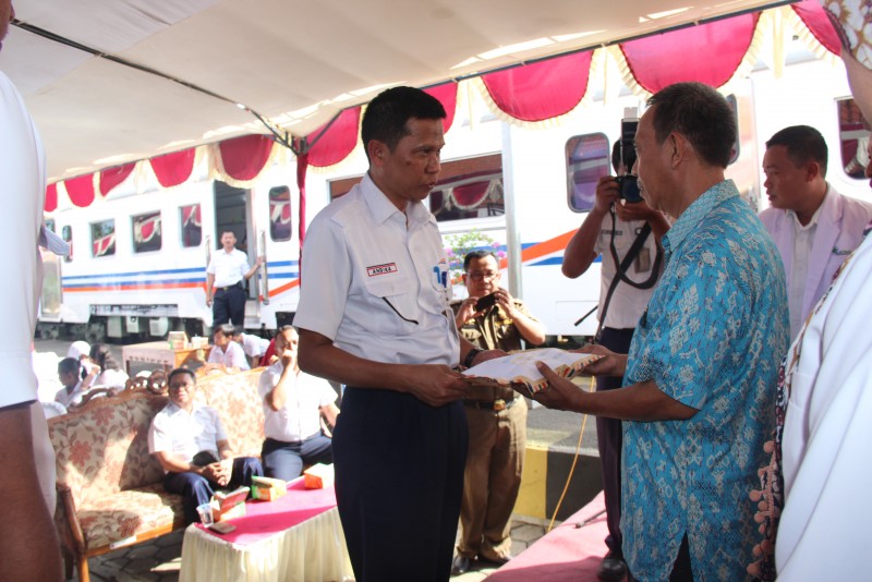 LAYANI KESEHATAN GRATIS, PT KAI DAOP IV HADIRKAN BAKTI SOSIAL RAIL CLINIC