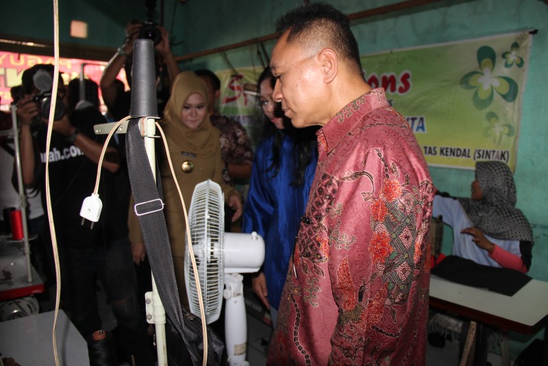 KETUA MPR RI KUNJUNGI SENTRA INDUSTRI TAS KENDAL