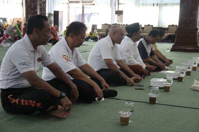 KARYAWAN KARYAWATI PEMKAB KENDAL PERINGATI ISRO' MI'ROJ BERSAMA MUSPIDA