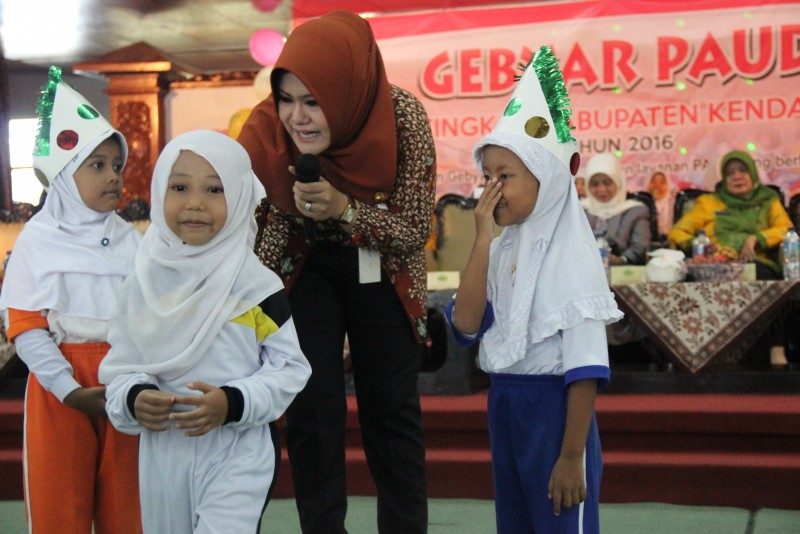 Bupati Mirna Berikan Hadiah pada Anak Paud Yang Hafal Pancasila