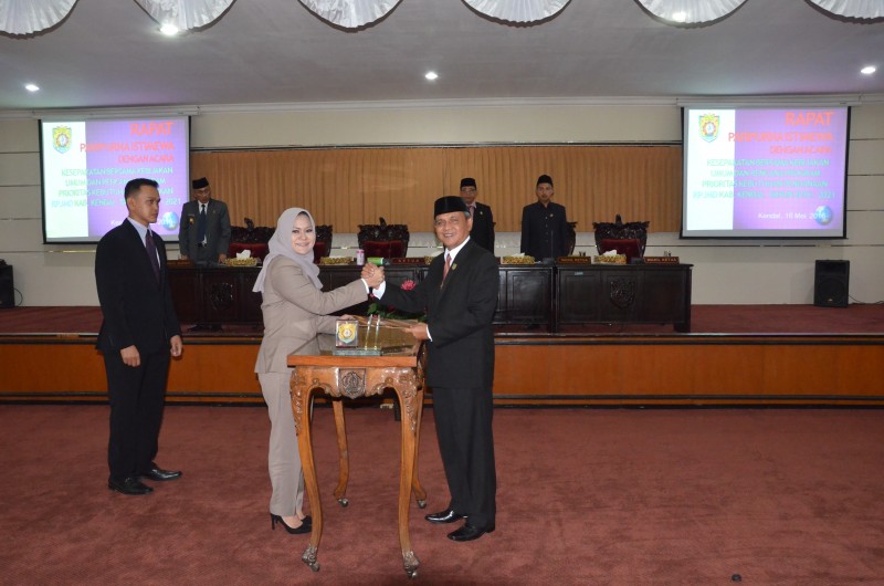 BUPATI SERAHKAN NOTA KESEPAKATAN BERSAMA KEBIJAKAN UMUM DAN RENCANA PROGRAM PRIORITAS KEBUTUHAN PENDANAAN RPJMD 2016 - 2021