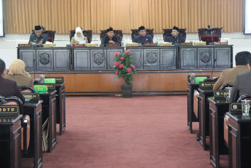 BUPATI SAMPAIKAN EMPAT RAPERDA KE PIMPINAN DEWAN
