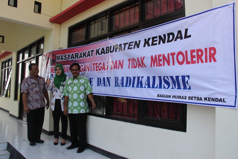 BUPATI PANTAU PEMASANGAN SPANDUK ANTI KOMUNIS DAN RADIKALISME