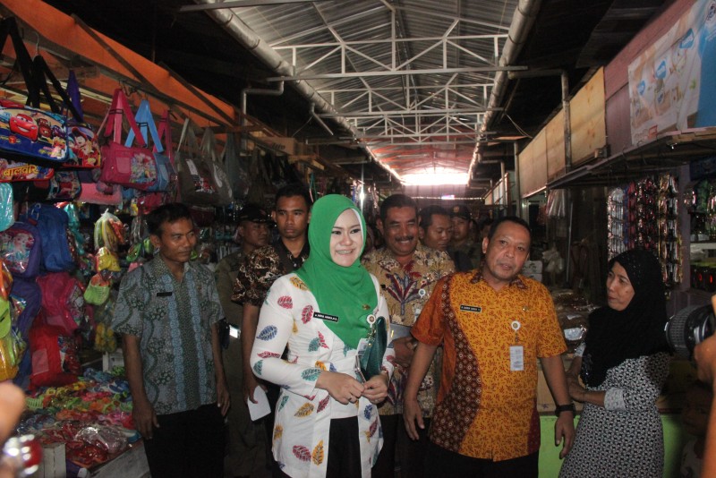 BUPATI MIRNA BLUSUKAN PASAR KENDAL
