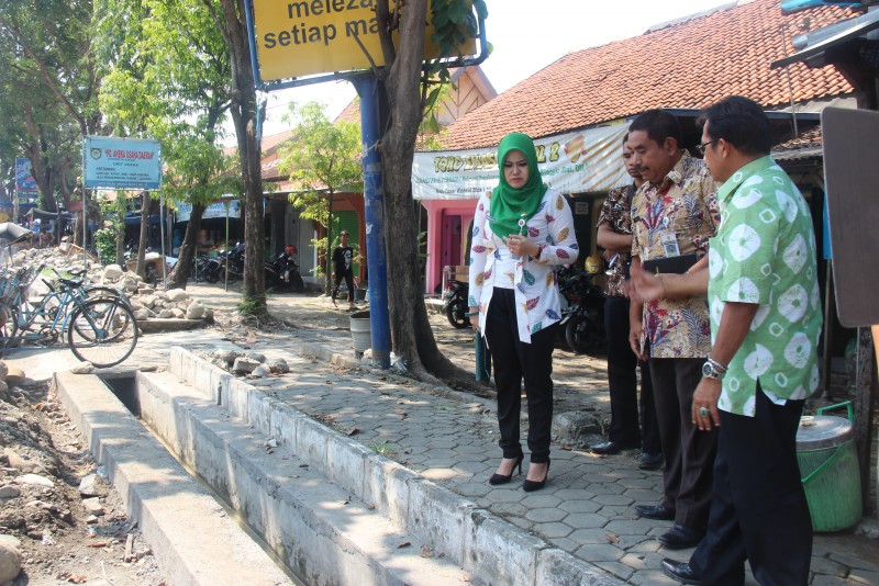 SELOKAN DI PASAR KENDAL DITINJAU BUPATI MIRNA