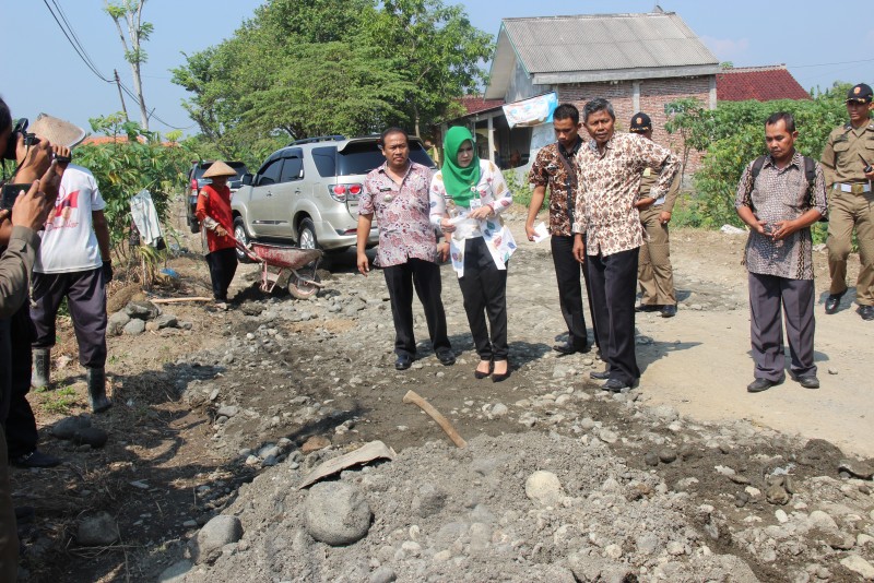 TINJAU PERBAIKAN JALAN NGAMPEL, BUPATI MINTA DIPERCEPAT PENGERJAANNYA