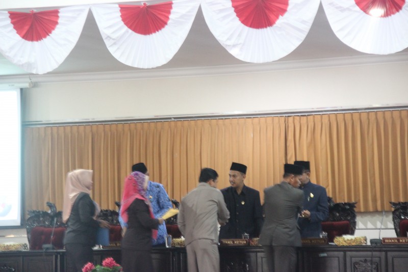 HASIL BAHASAN 4 RAPERDA OLEH FRAKSI-FRAKSI DISERAHKAN
