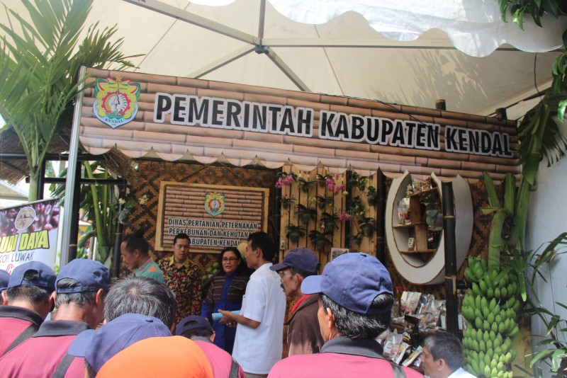 KENDAL TAMPILKAN PRODUK AGRIBISNIS UNGGULAN PADA GELAR PROMOSI AGROBISNIS SOROPADAN