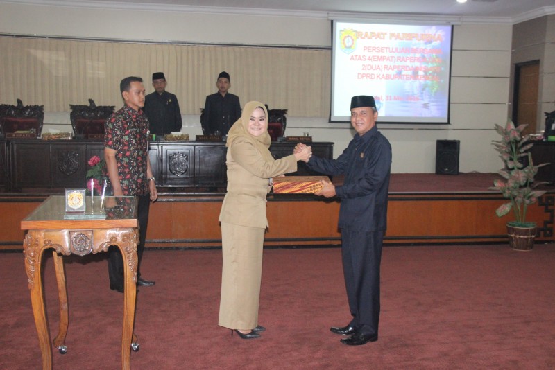 TIGA RAPERDA PEMKAB KENDAL DAN 2 RAPERDA DPRD LOLOS PERSETUJUAN