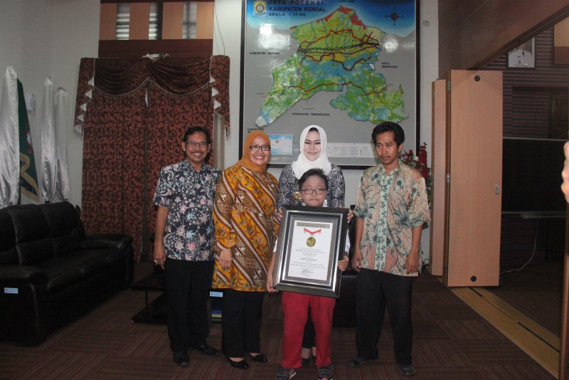 BUPATI MIRNA SERAHKAN PIAGAM REKOR MURI PADA KEYBOARDIST CILIK JEFRI SETIAWAN
