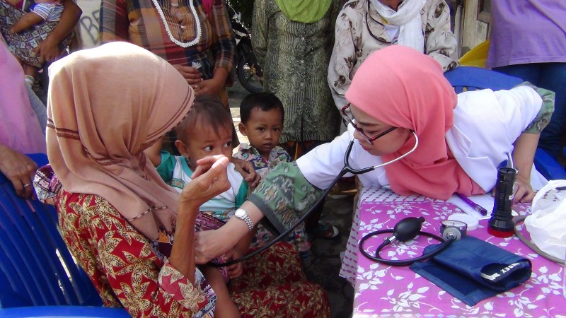 RATUSAN WARGA CANDIROTO BEROBAT PAKAI SAMPAH