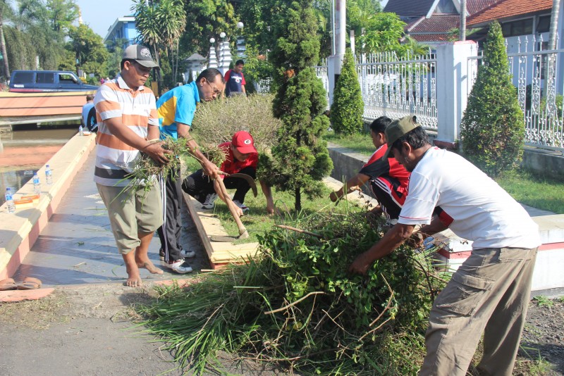 TANAMKAN KEPEDULIAN LEWAT AKSI BERSIH-BERSIH