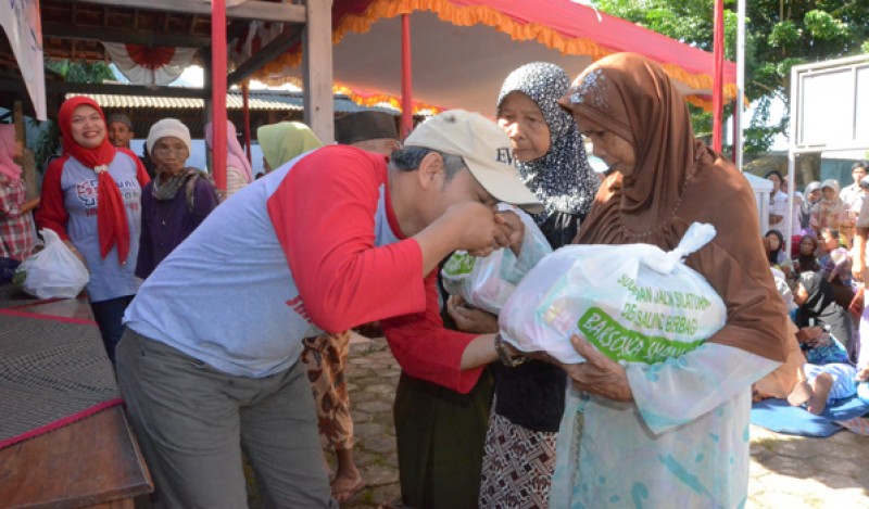 IKA SMANIK ANGKATAN '90 BERBAGI SEMBAKO