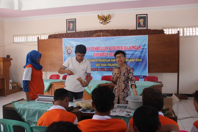 ANAK TERLANTAR DILATIH BUAT KERUPUK RAJUNGAN DAN SIRUP SECANG