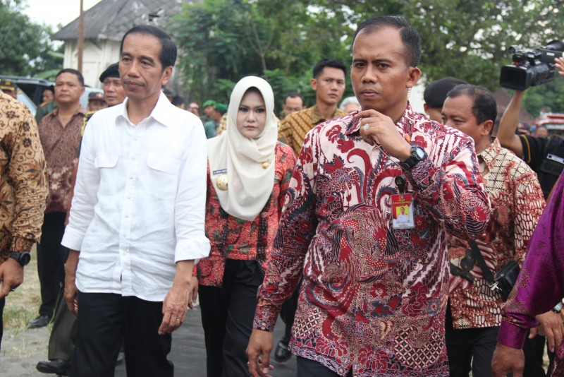 PRESIDEN DIDAMPINGI BUPATI KENDAL BAGIKAN SEMBAKO