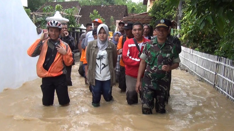 BUPATI TINJAU LANGSUNG KORBAN BANJIR