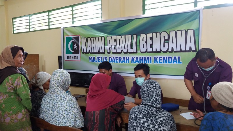 PEDULI BENCANA, KAHMI KENDAL ADAKAN PENGOBATAN  DAN BAGIKAN SEMBAKO GRATIS