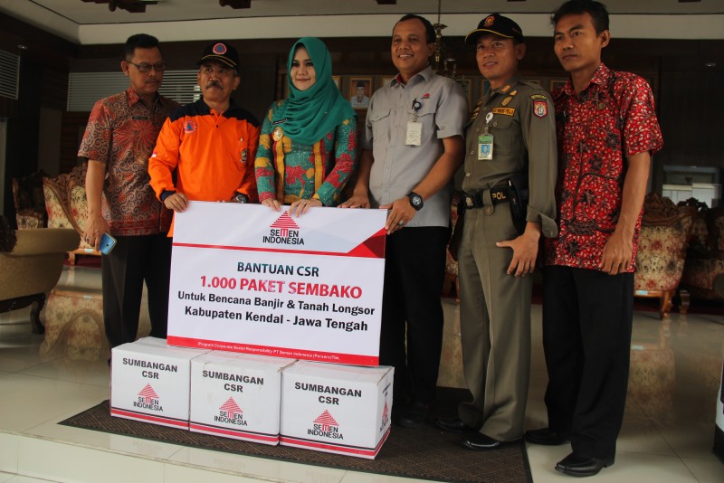 Bupati Mirna Terima Bantuan 1000 Paket Sembako dari PT Semen Indonesia Tbk