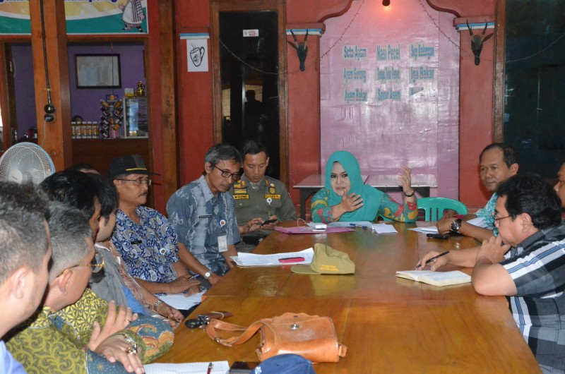 PENAMBANG GALIAN C WAJIB PERBAIKI JALAN RUSAK KARENA KELEBIHAN MUATAN