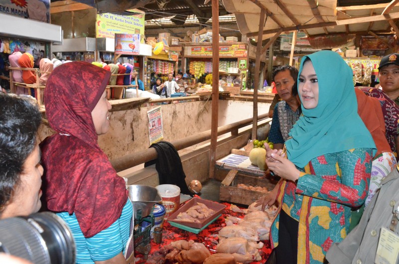 PERSIAPAN LEBARAN, BUPATI MIRNA CEK HARGA SEMBAKO