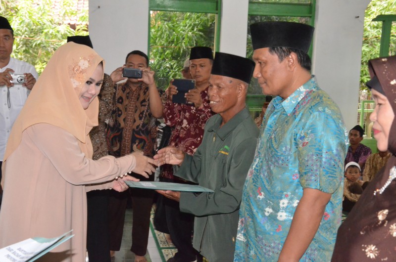 BUPATI BUKA BERSAMA DENGAN ABANG BECAK DAN  ANAK PANTI