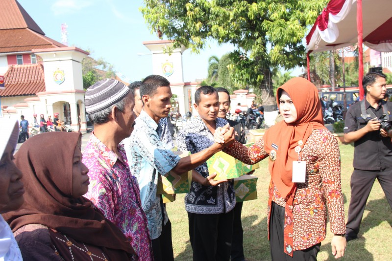 PEMKAB KENDAL GELAR PASAR MURAH, BAGIKAN 150 PAKET SEMBAKO GRATIS